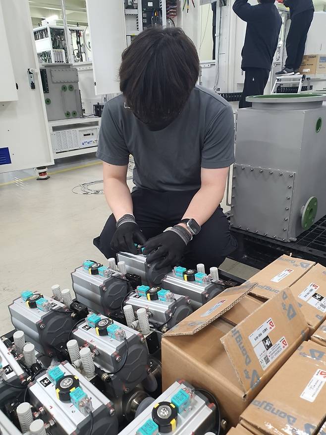 김도훈 사원이 쓰리웨이 밸브를 점검하고 있다. 안성=윤현주 기자