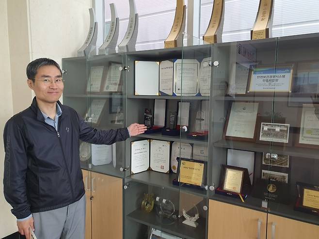 김승옥 이사가 오천만불 수출의 탑 수상패 등을 보여주고 있다. 안성=윤현주 기자