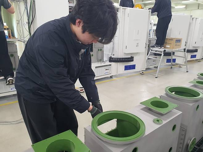 김성윤 사원이 기구물 볼트 작업 중이다. 안성=윤현주 기자