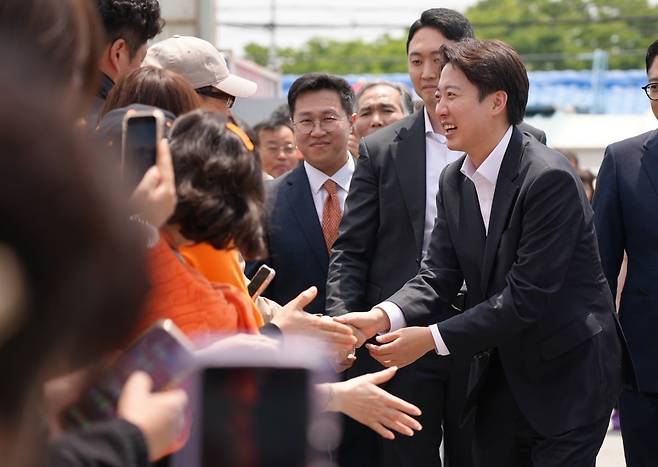 이준석 개혁신당 대통령 후보가 11일 오후 부산 강서구 명지시장을 방문해 지지자들과 인사나누고 있다. /이준석캠프 제공