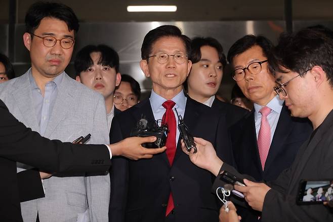 국민의힘 김문수 대선 후보가 10일 서울 양천구 서울남부지방법원에서 열린 당의 후보 선출 취소 가처분신청 사건 심문 기일에 출석한 뒤 법정을 나서며 발언하고 있다. 사진=연합뉴스