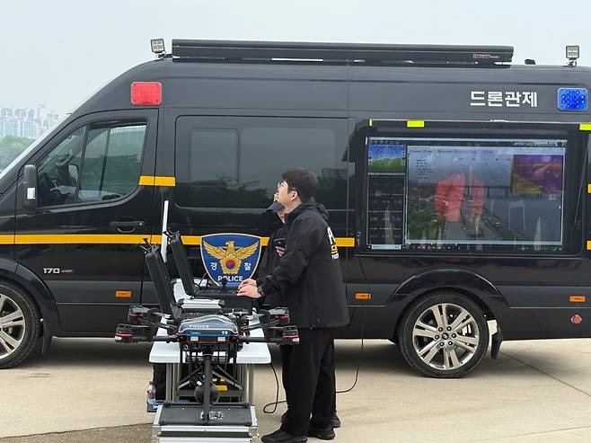 드론 관제 차량에서 드론을 조종하고 듀얼 모니터를 확인하는 모습./사진=김유진