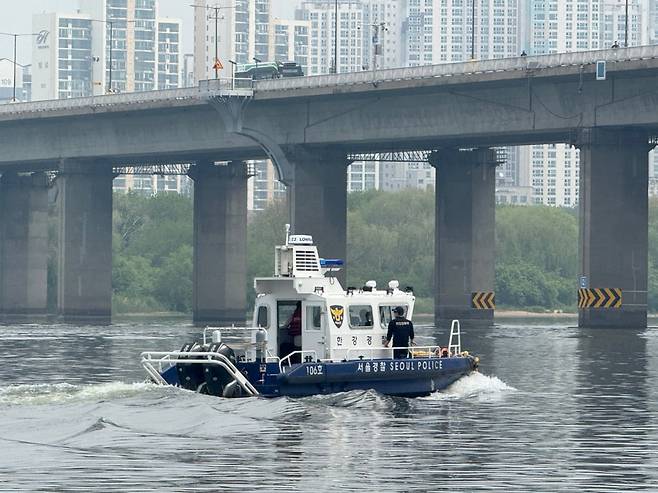 한강경찰대 순찰정이 양화대교 앞을 순찰하는 모습 /사진=김유진