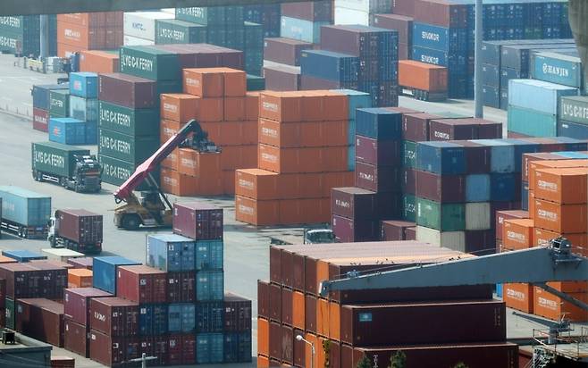 경기 평택시 포승읍 평택항 수출 야적장에 컨테이너들이 쌓여있다. 사진=연합뉴스