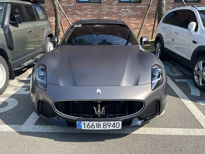 지난달 29일 오후 기자가 시승한 ‘그란투리스모 모데나’가 중간 기착지에서 잠시 숨을 고르고 있다. 권재현 선임기자