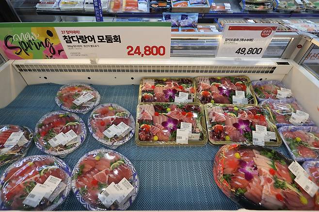 대형마트에서 인기를 끌고 있는 생선 회. 연합뉴스