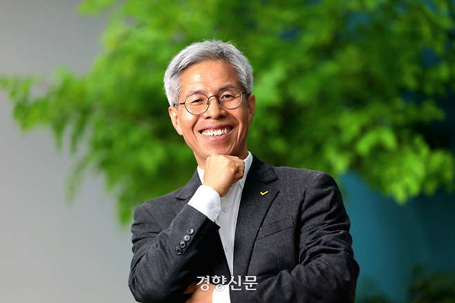 권영국 민주노동당 대선 후보가 지난 1일 경향신문 기자와의 인터뷰에 앞서 사진 촬영을 하고 있다. 정지윤 선임기자