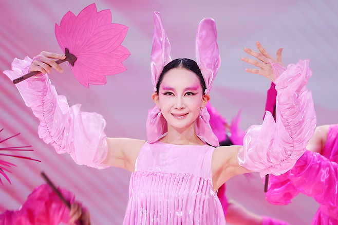 지난 8일 서울 중구 국립정동극장에서 열린 전통연희극 <단심> 시연 행사에서 채시라 무용수가 주요 장면을 시연하고 있다. 연합뉴스