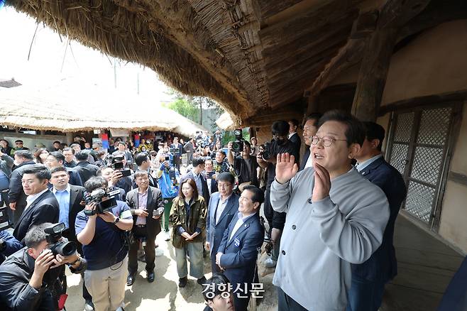 이재명 더불어민주당 대선 후보가 11일 정약용 선생의 첫 유배지 생가인 전남 강진군 사의재를 둘러보고 있다. 박민규 선임기자