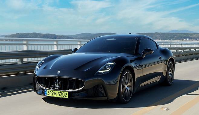 지난 4월29일 마세라티 내연기관차 모데나가 서울과 인천 영종도 사이를 질주하고 있다.  마세라티코리아 제공