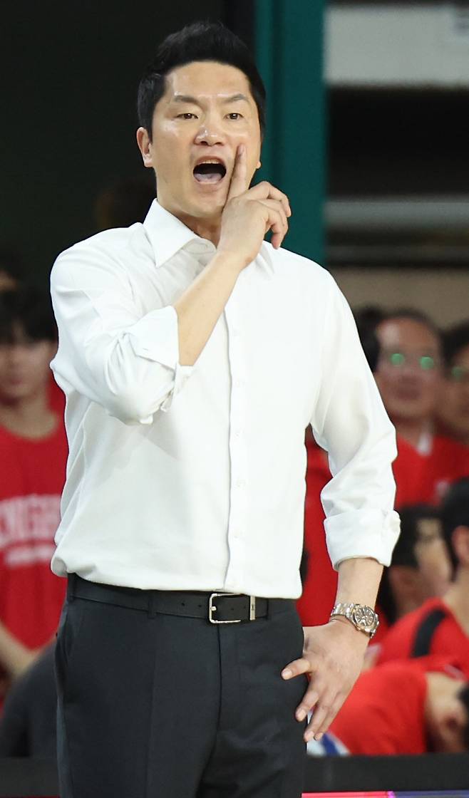 프로농구 서울 SK 전희철 감독이 11일 창원 LG와의 챔피언결정전 4차전 도중 코트 안 선수들을 향해 작전을 지시하고 있다. 연합뉴스