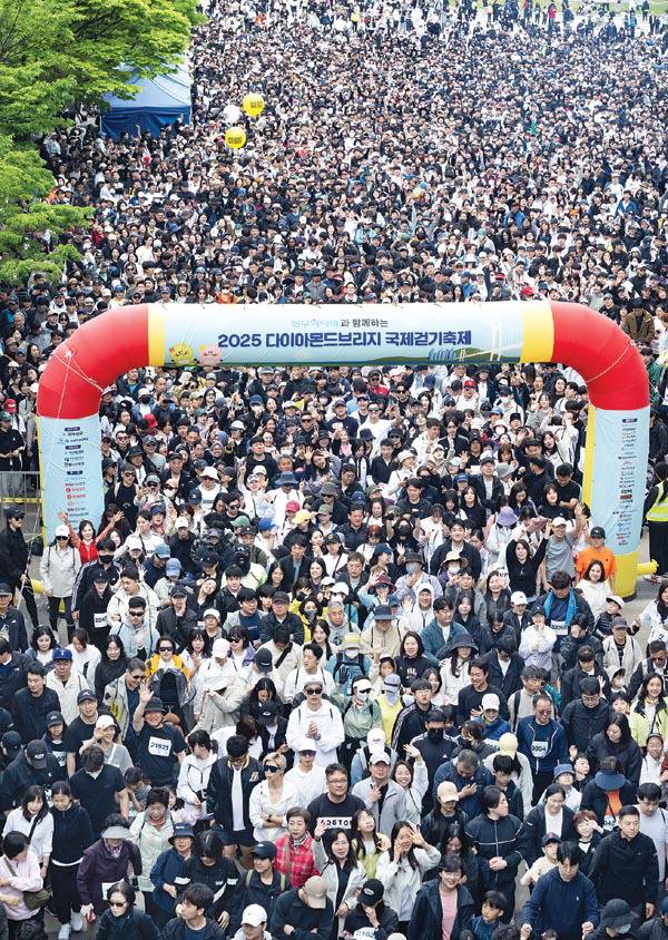 1만 여 명 구름인파 열기 가득-  걷기축제 참가자들이 부산 해운대구 벡스코 출발지점에서 힘차게 출발하고 있다.