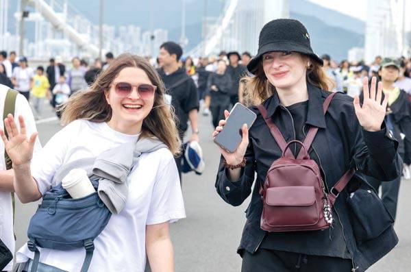 외국인도 바다 풍경 홀릭- 걷기축제에 참가한 외국인들이 광안대교 상판을 걸으며 손을 흔드는 모습.