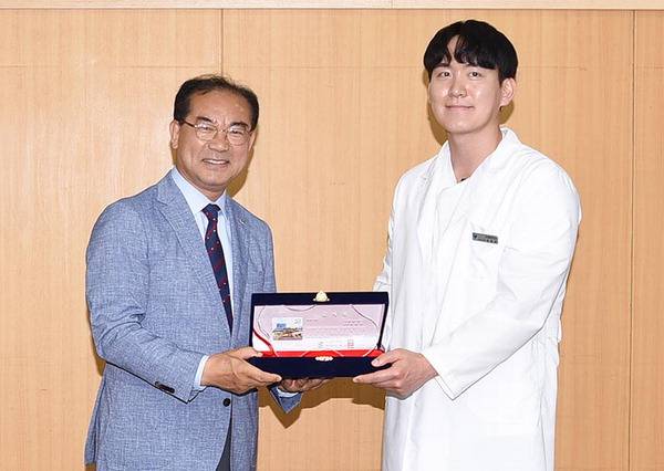 부산 사상구에 고향사랑기부금 최고액인 2000만 원을 기부한 김봉경(오른쪽) 마린플란트치과의원 대표원장.  사상구 제공