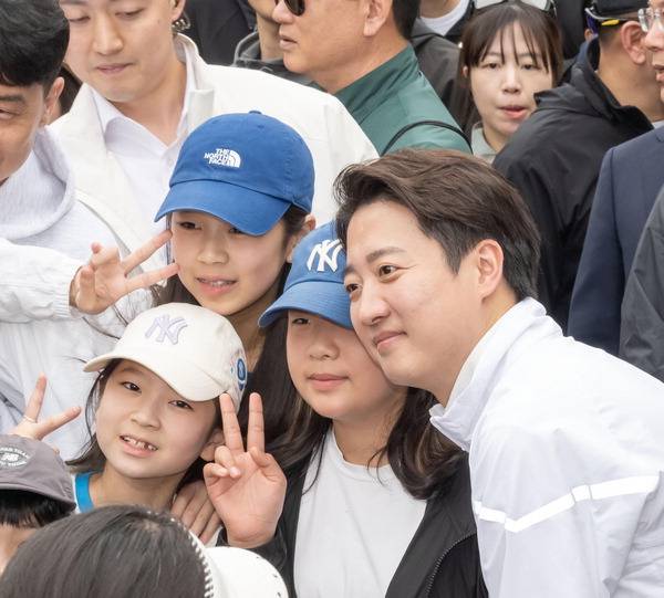 개혁신당 이준석 대선 후보가 11일 국제신문이 주최한 2025 다이아몬드브리지 국제걷기축제에 참가해 시민과 기념촬영을 하고 있다. 이원준 기자