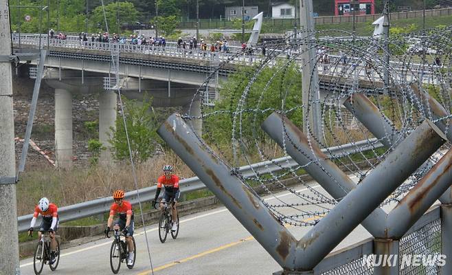 11일 강원 화천 DMZ 일원에서 열린 2025 DMZ 랠리에 참가한 마니아들이 힘찬 라이딩을 펼치고 있다.
