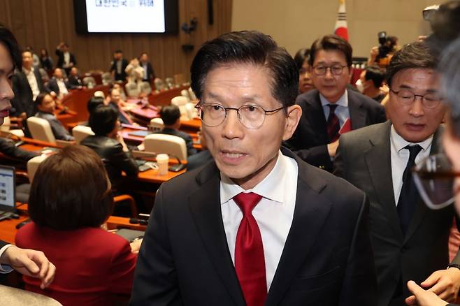 김문수 국민의힘 대선 후보가 9일 서울 여의도 국회에서 열린 의원총회에 참석했다가 자리를 떠나는 모습. 김 후보는 당시 의총에서 당 지도부의 단일화 추진을 '반민주적'이라고 비판했다. 연합뉴스