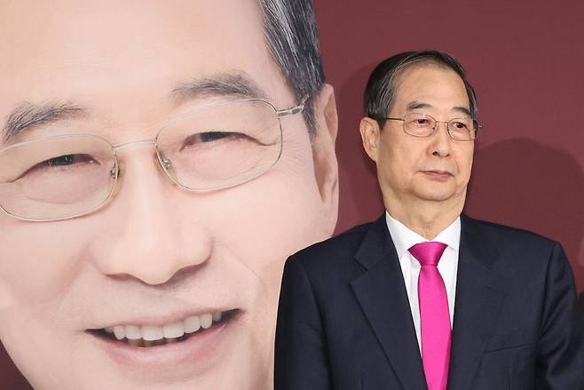 한덕수 대통령선거 예비후보가 11일 서울 여의도 캠프 사무실에서 기자회견을 마친 뒤 이동하고 있다. 연합뉴스