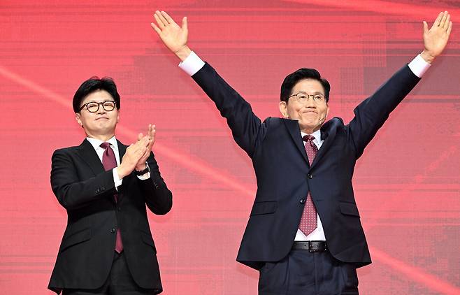지난 3일 국민의힘 대선 후보 선출 전당대회에서 최종 후보로 선출된 김문수 후보가 한동훈 후보의 축하를 받고 있다. 공동취재사진