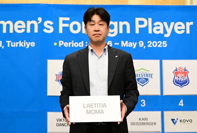 김종민 한국도로공사 감독이 9일(현지시간) 튀르키예 이스탄불에서 열린 2025 외국인 선수 트라이아웃·드래프트에서 모마를 지명한 뒤 그의 이름표를 들어 보이고 있다. 한국배구연맹 제공