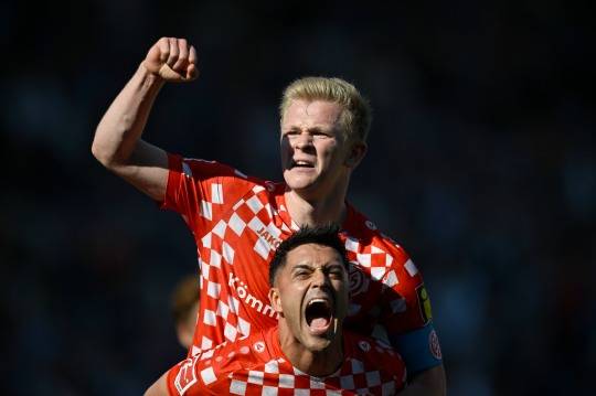 기뻐하는 아미리와 부르카르트(아래부터). 사진[AP=연합뉴스]