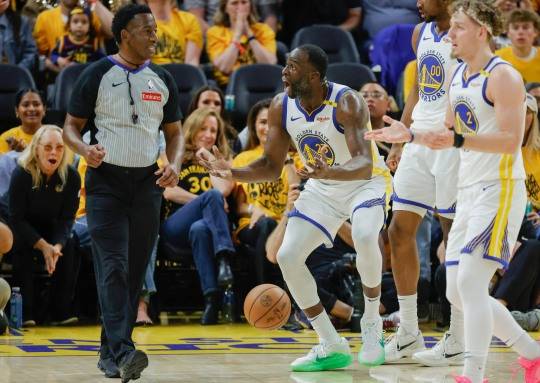 항의하는 드레이먼드 그린. 사진[EPA=연합뉴스]