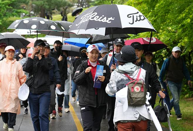 김효주가 아람코 코리아 챔피언십 첫날 팬들과 인사하고 있다. LET