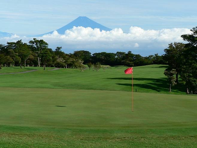 자연의 지형을 그대로 살려 만든 아마기 고원 골프장.