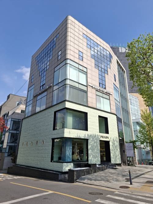 최근 550억원에 거래된 서울 강남구 청담동 명품거리 ‘프라다 빌딩’ 전경. [이승환 기자]