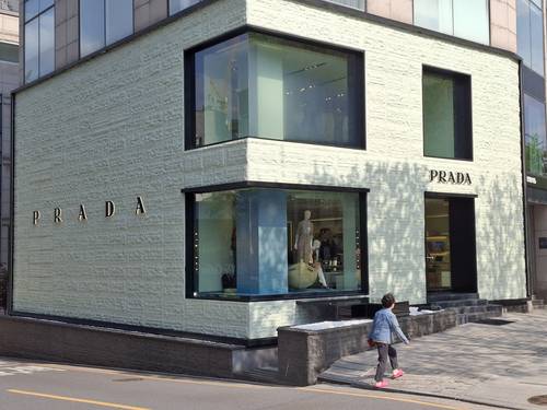 최근 550억원에 거래된 서울 강남구 청담동 명품거리 ‘프라다 빌딩’ 전경. [이승환 기자]