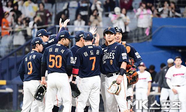 한화 선수들이 10일 고척 키움전에서 승리한 뒤 기뻐하고 있다. 사진(고척 서울)=김영구 기자