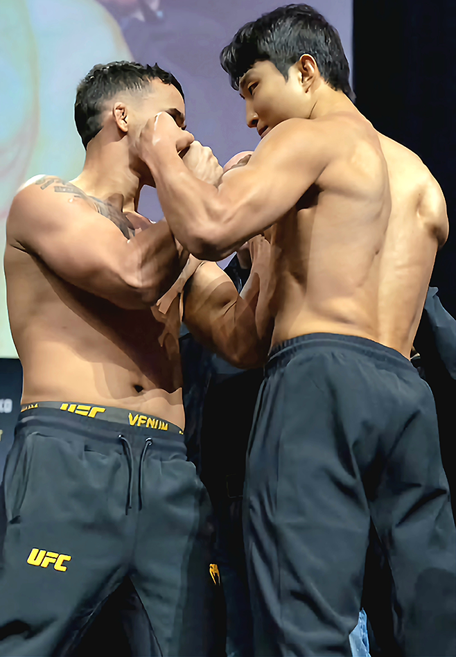 2025년 5월 캐나다 퀘벡주 몬트리올 벨 센터 UFC 315 공개 계체 행사에서 마주 보는 UFC 밴텀급 2승 1패 다니에우 구스타부 곤자가 산투스, Road to UFC 시즌1 페더급 8강 토너먼트 우승자 이정영. 사진=TKO