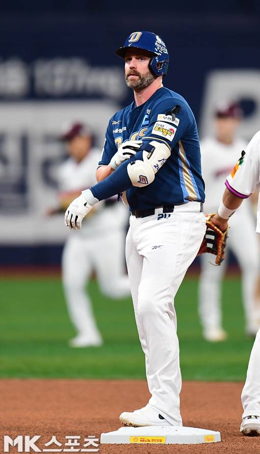 NC 데이비슨은 11일 두산 더블헤더 1차전에서 근경직 증상으로 교체됐다. 사진=김재현 기자