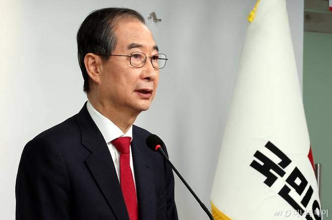 한덕수 대선 예비후보가 10일 오후 서울 여의도 국민의힘 중앙당사에서 긴급기자회견을 열고 입당 및 대선후보 재선출 관련 입장 발표를 하고 있다. 2025.05.10. /사진=뉴시스 /사진=조성봉