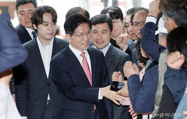 [서울=뉴시스] 김문수 국민의힘 대선 후보가 11일 오전 서울 여의도 국민의힘 당사 내 대통령 후보실로 들어서며 지지자들의 응원을 받고 있다. (공동취재) 2025.05.11.