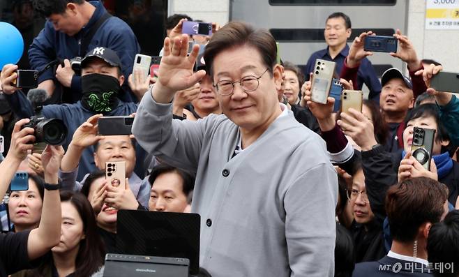 [화순=뉴시스] = 민심을 청취하는 '경청 투어'에 나선 이재명 더불어민주당 대선후보가 11일 전남 화순군 화순읍 인근 거리에서 연설에 앞서 손을 들어 군민들에게 인사하고 있다. 2025.05.11.