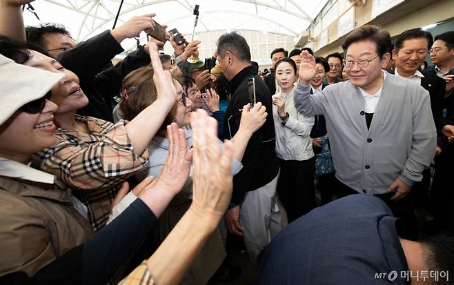 (강진=뉴스1) 이재명 기자 = 경청투어에 나선 이재명 더불어민주당 대통령 후보가 11일 오전 전남 강진군 강진시장에서 시민들과 인사를 나누고 있다. 2025.5.11/뉴스1  Copyright (C) 뉴스1. All rights reserved. 무단 전재 및 재배포,  AI학습 이용 금지. /사진=(강진=뉴스1) 이재명 기자