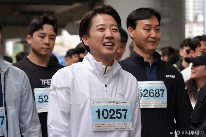 (서울=뉴스1) = 이준석 개혁신당 대통령 후보가 11일 오전 부산 해운대구 벡스코광장에서 열린 2025 다이아몬드브리지 국제걷기축제에 참석하고 있다. (이준석 캠프 제공, 재판매 및 DB 금지)  2025.5.11/뉴스1  Copyright (C) 뉴스1. All rights reserved. 무단 전재 및 재배포,  AI학습 이용 금지. /사진=(서울=뉴스1)