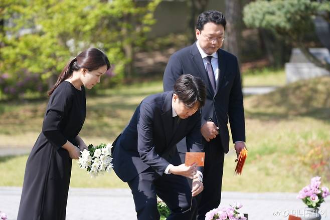 [서울=뉴시스] 이준석 개혁신당 대선 후보가 4일 광주 국립 5.18민주묘지를 방문, 편지를 두고 있다. (사진=이준석 캠프 제공) 2025.05.04.