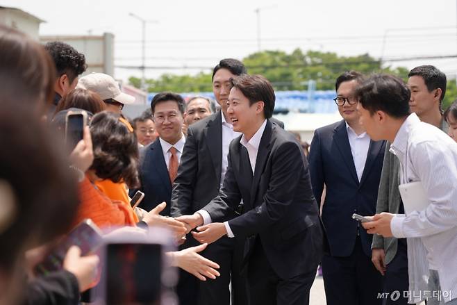 [서울=뉴시스] 이준석 개혁신당 대선 후보가 11일 부산 명지시장을 찾아 시민들과 인사를 하고 있다. (사진=이준석 캠프 제공) 2025.05.11