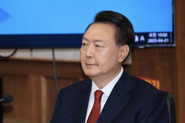 12·3 비상계엄을 선포해 내란 우두머리 혐의로 재판에 넘겨진 윤석열 전 대통령이 21일 오전 서울 서초구 서울중앙지법 417호 법정에 앉아 재판 시작을 기다리고 있다. 연합뉴스