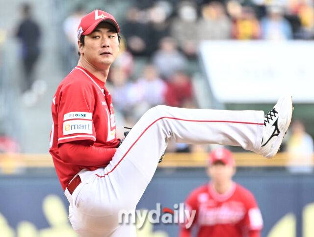 3일 오후 서울 잠실야구장에서 진행된 '2025 프로야구 KBO리그' LG트윈스와 SSG랜더스의 경기. SSG 김광현이 선발등판해 역투하고 있다./마이데일리