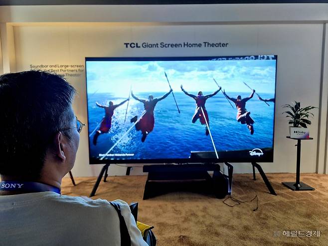올 1월 미국 라스베이거스에서 열린 CES 2025에서 관람객이 중국 TCL의 TV를 살펴보고 있다. 김현일 기자