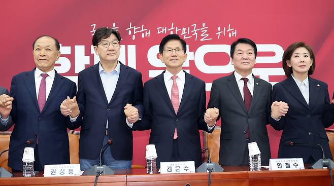 11일 서울 여의도 국회에서 열린 중앙선거대책위원회 회의. 김문수(가운데) 후보와 황우여·권성동·안철수·나경원 공동선대위원장 등이 손을 맞잡고 기념촬영을 하고 있다. [연합]