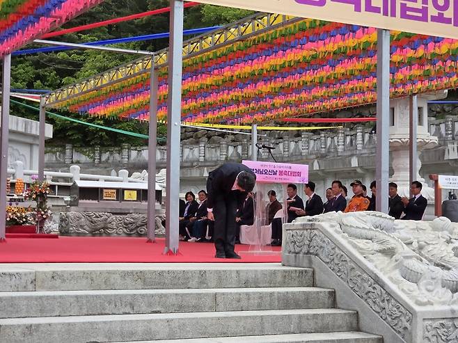 이준석 개혁신당 대선 후보가 지난 5일 대구 동화사에서 열린 봉축대법회 참석해 고개숙여 인사를 하고 있다.[사진=김병진 기자]