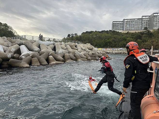 [속초=뉴시스] 10일 속초해경이 속초 외옹치항에서 바다에 빠진 60대 부부 구조 하기 위해 바다 뛰어들고 있는 보습.(사진=속초해경 제공) photo@newsis.com *재판매 및 DB 금지