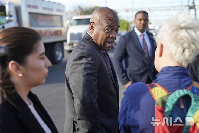 [뉴어크( 미 뉴저지주)=AP/뉴시스]트럼프 지시로 새로 개설된 사설 교도소 앞에서 이 교도소에 대한 항의 시위대를 향해 연설하는 라스 바라카 뉴어크 시장. 그는 사유지 무단침입 혐의로 체포돼 시설에 구금 되었다가 풀려났다. 2025. 05. 11.