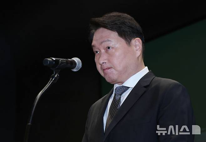 [서울=뉴시스] 이영환 기자 = 최태원 SK그룹 회장이 7일 오전 서울 중구 SK텔레콤 T타워 SUPEX홀에서 SK텔레콤의 해킹 사고와 관련해 대국민 사과를 하고 있다. (공동취재) 2025.05.07. photo@newsis.com