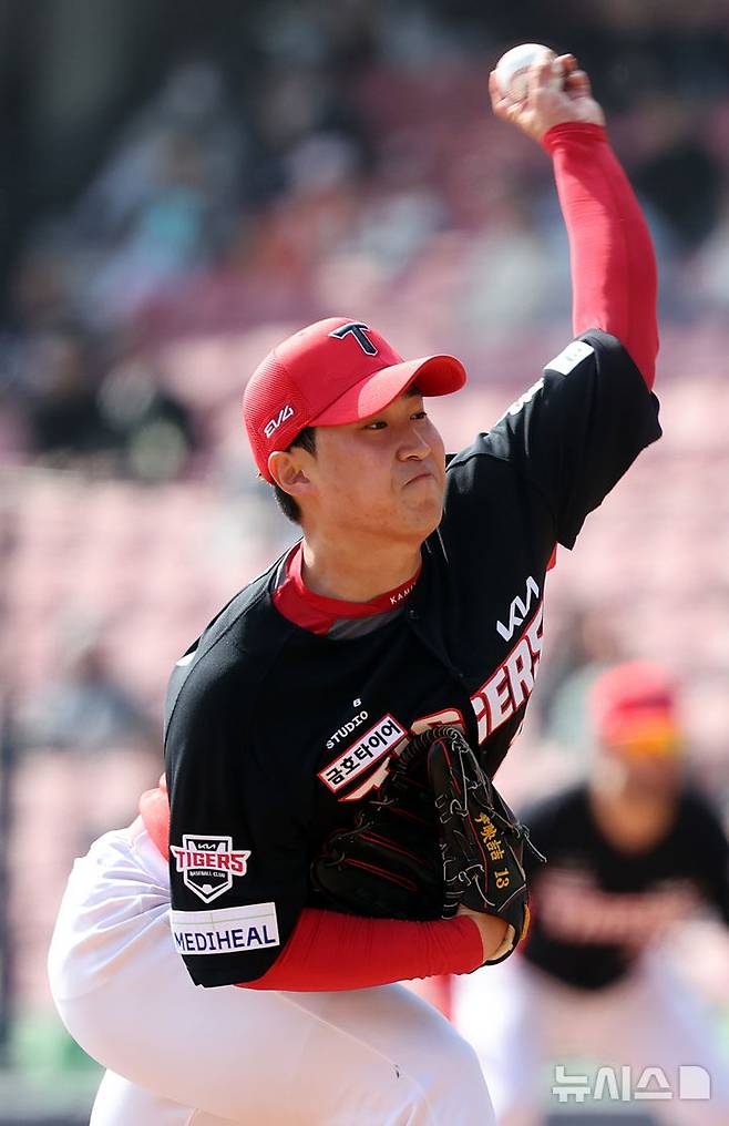 [서울=뉴시스] 김금보 기자 = 14일 오후 서울 송파구 잠실야구장에서 열린 2025 프로야구 두산 베어스와 KIA 타이거즈의 시범경기, 5회말 KIA 윤영철이 공을 던지고 있다. 2025.03.14. kgb@newsis.com