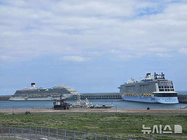 [제주=뉴시스] 10일 오후 제주 서귀포시 강정항에 대형 크루즈 17만t급 '오베이션 오브 더 씨'호와 13만t급 '아도라 매직 시티'호가 정박해 있다. 이날 1만여명의 크루즈 관광객이 제주에 입도하면서 20년 만에 일 최대 관광객 수를 기록했다. (사진=제주도 제공) 2025.05.11. photo@newsis.com